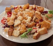 Салат Цезарь с курицей