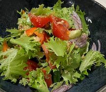 Грузинский салат из свежих овощей с грецкими орехами