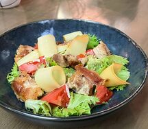 Теплый салат с обжаренными кусочками куриного филе и копченым сыром