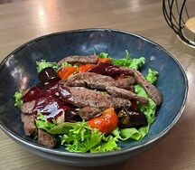 Салат с нежной телятиной и печеными овощами