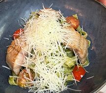 Микс-салат с филе мраморного сома под соусом унаги