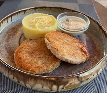 Сочные котлеты из куриного бедра с картофельным пюре