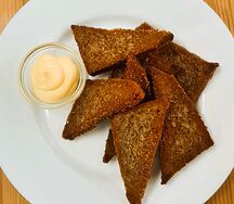 Гренки с чесноком и сырным соусом