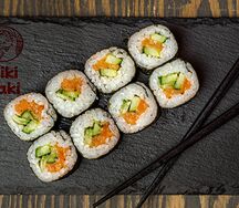 Маки-ролл с лососем и огурцом