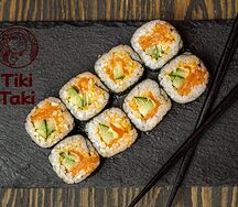 Маки-ролл с лососем и спайси-огурцом