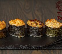 Запеченный гункан с куриной грудкой спайси
