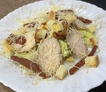 Салат в стиле Цезарь с курицей и вялеными томатами