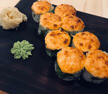 Запеченный ролл с острой курочкой