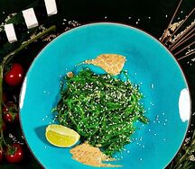 Салат Чука с лимоном и ореховым соусом