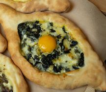 Хачапури по-аджарски со шпинатом