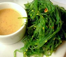 Салат Чука с ореховым соусом