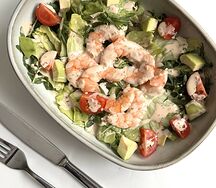 Салат с креветками и ореховым соусом