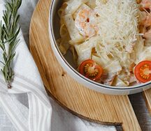 Паста с семгой и креветками