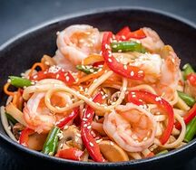 Удон с креветками в соусе Sweet Chilli