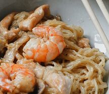 Фунчоза с креветками и курицей