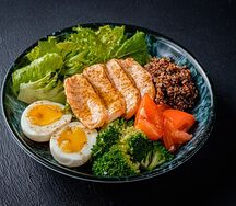 Лосось с брокколи, киноа и соусом пикл джинджер