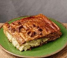 Пирог ржаной с курицей, картофелем и пряностями