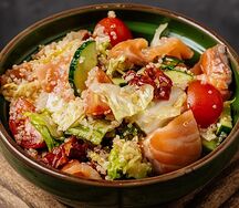 Салат с форелью, вялеными томатами и киноа