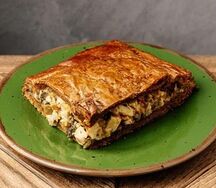 Пирог ржаной с копченой курицей и грибами