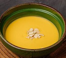 Суп из тыквы на кокосовом молоке с лепестками миндаля