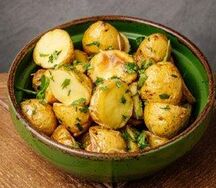 Бэби-картофель с зеленью и чесноком