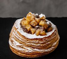 Ватрушка с изюмом и яблоком
