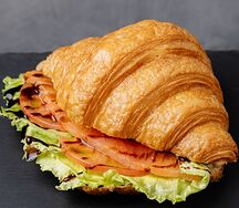 Круассан с форелью и сливочным сыром