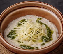 Солёная овсяная каша с пармезаном и соусом песто