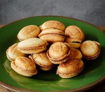 Орешки с варёной сгущёнкой