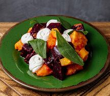 Салат со свеклой, тыквой и сливочным сыром