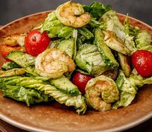 Салат с креветками и соусом песто