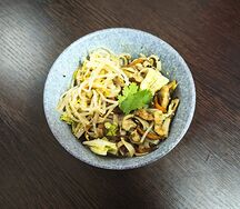Wok с креветками и овощами