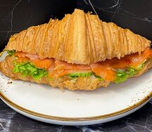 Круассан с форелью