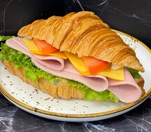 Круассан с ветчиной