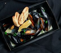 Мидии черноморские в соусе белое вино