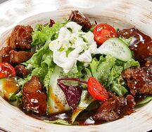 Салат с куриной печенью и страчателлой 