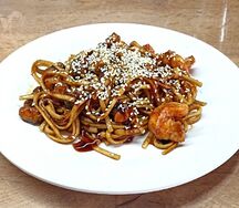 Удон с морепродуктами и овощами