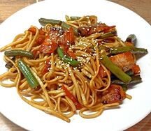 Удон с лососем и овощами