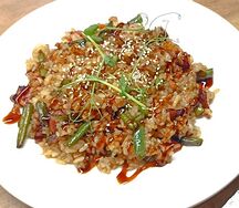 Тяхан с лососем и овощами