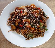 Соба с креветками и овощами