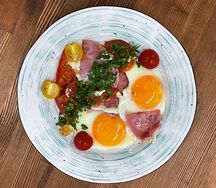 Глазунья с томатами и ветчиной