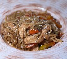 Паста по-корейски с соусом кимчи с курицей 