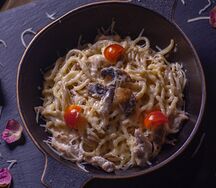 Паста с курицей в сливочном соусе 