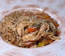 Паста по-корейски с соусом кимчи с говядиной 
