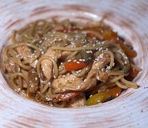 Паста по-азиатски с соевым соусом с курицей 