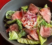 Мясной салат с яйцом пашот