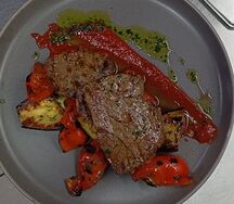 Медальоны из телятины с овощами гриль