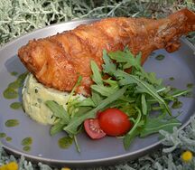 Морской окунь с пюре из печеного картофеля 