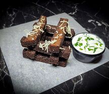 Колодец ржаной с чесноком и белым соусом