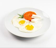 Яичница с фетой и помидорами